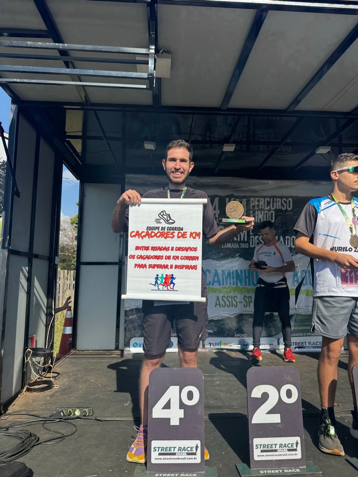 Thiago no pódio de uma corrida de 14 km