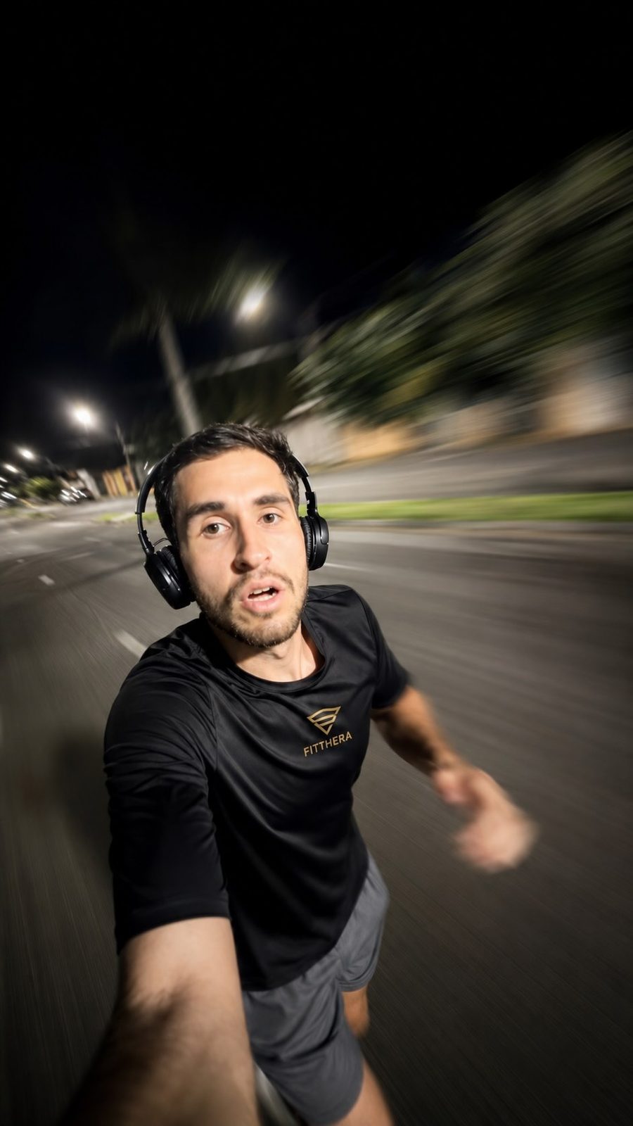 Thiago correndo à noite durante um treino de preparação para a maratona